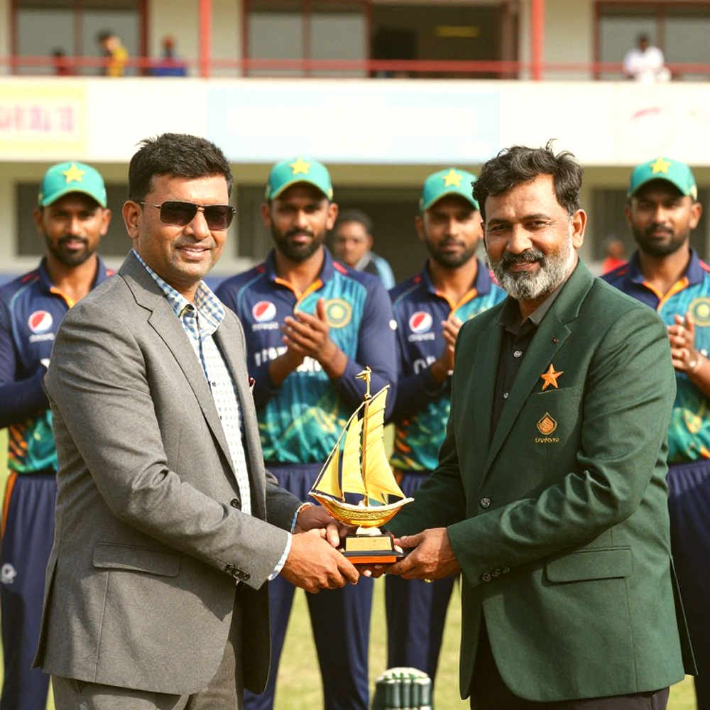 সেমিফাইনালের ছাদ আর নতুন অধিনায়কের হাত: বাংলাদেশ নারী টি-টোয়েন্টি দলের নীরব পালাবদল