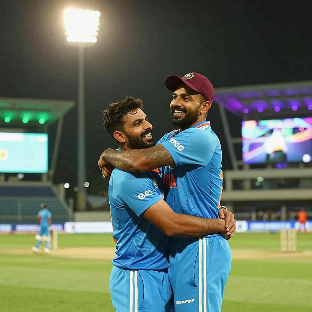 কাদার ভেতরে লেখা ইতিহাস: মিরপুর, দশ উইকেট আর ঘাসের উপরে হাঁটা মানুষগুলি কাদার ভেতরে লেখা ইতিহাস: মিরপুর, দশ উইকেট আর ঘাসের উপরে হাঁটা মানুষগুলি