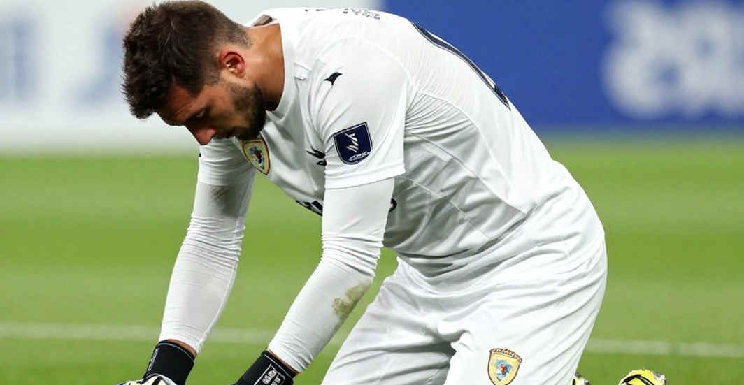 Lozano Is Not on the Pitch: A Hamstring Injury, the Club-Country Tug-of-War, and the Story of an Absence Lozano Is Not on the Pitch: A Hamstring Injury, the Club-Country Tug-of-War, and the Story of an Absence